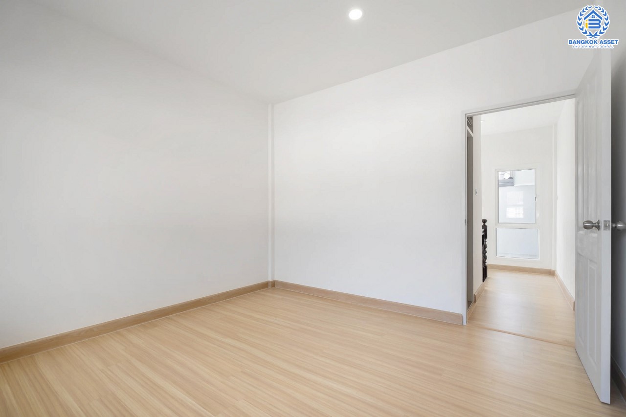 บ้านมือสองตกแต่งใหม่ บนทำเลที่ดีที่สุด! หน้าโครงการติด MRT "สถานีไทรม้า" ม.ซื่อตรง พระนั่งเกล้า-ท่าอิฐ ทาวน์เฮ้าส์หลังใหญ่ เนื้อที่ 26 ตร.ว. ฟังก์ชั่นจัดเต็ม 3 ห้องนอน 2 ห้องน้ำ 2 ที่จอดรถ ทำเลใกล้ เซ็นทรัลรัตนาธิเบศร์ และทางด่วน "งามวงศ์วาน"...